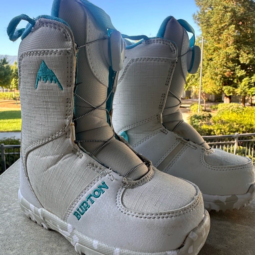 Kids’ Burton GROM Boa snowboard boots sz 11, expands to sz 12 wo insole.